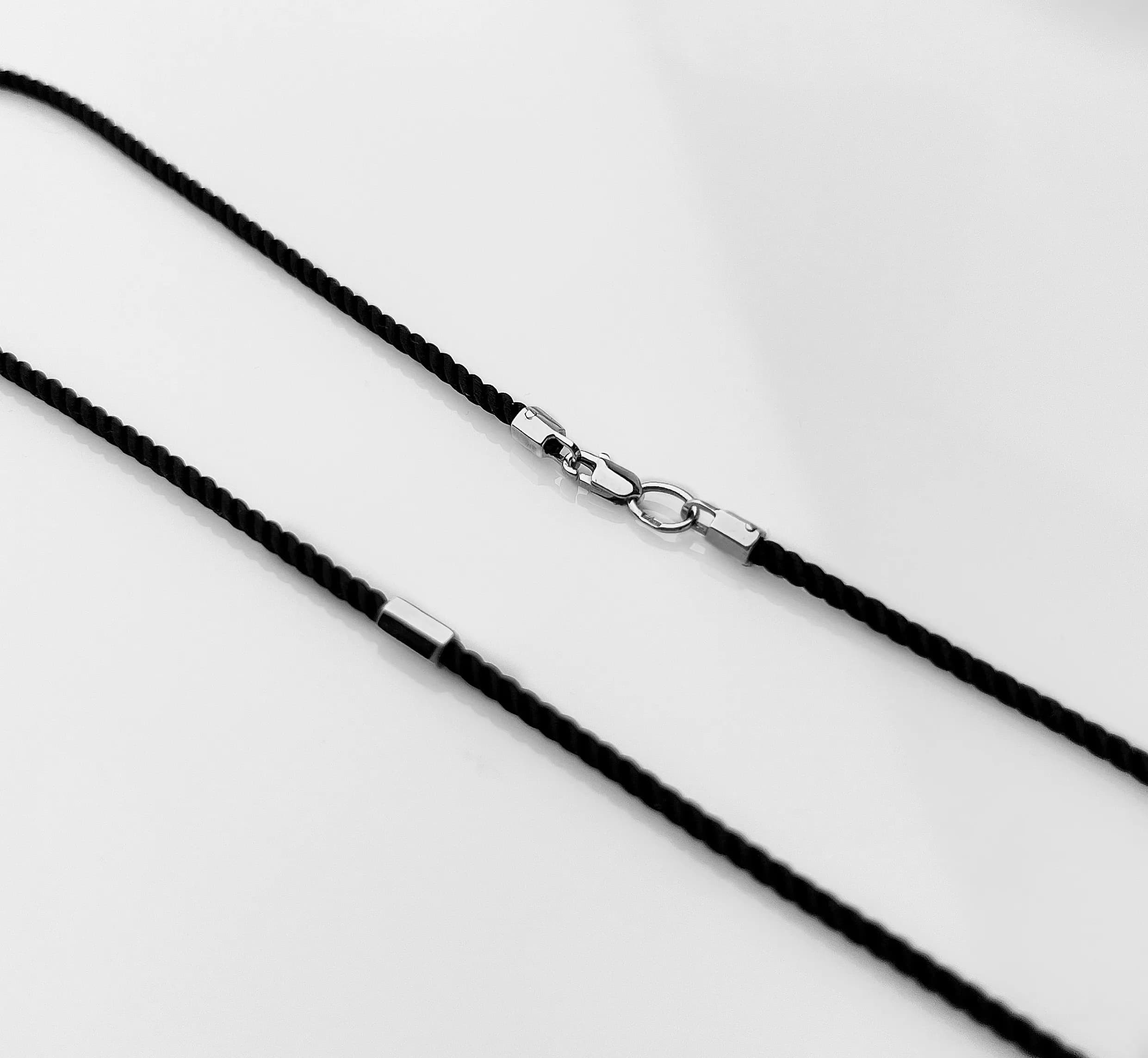 Шовковий шнурок з золотими вставками з білого золота Silk moderne N02 2mm (60)