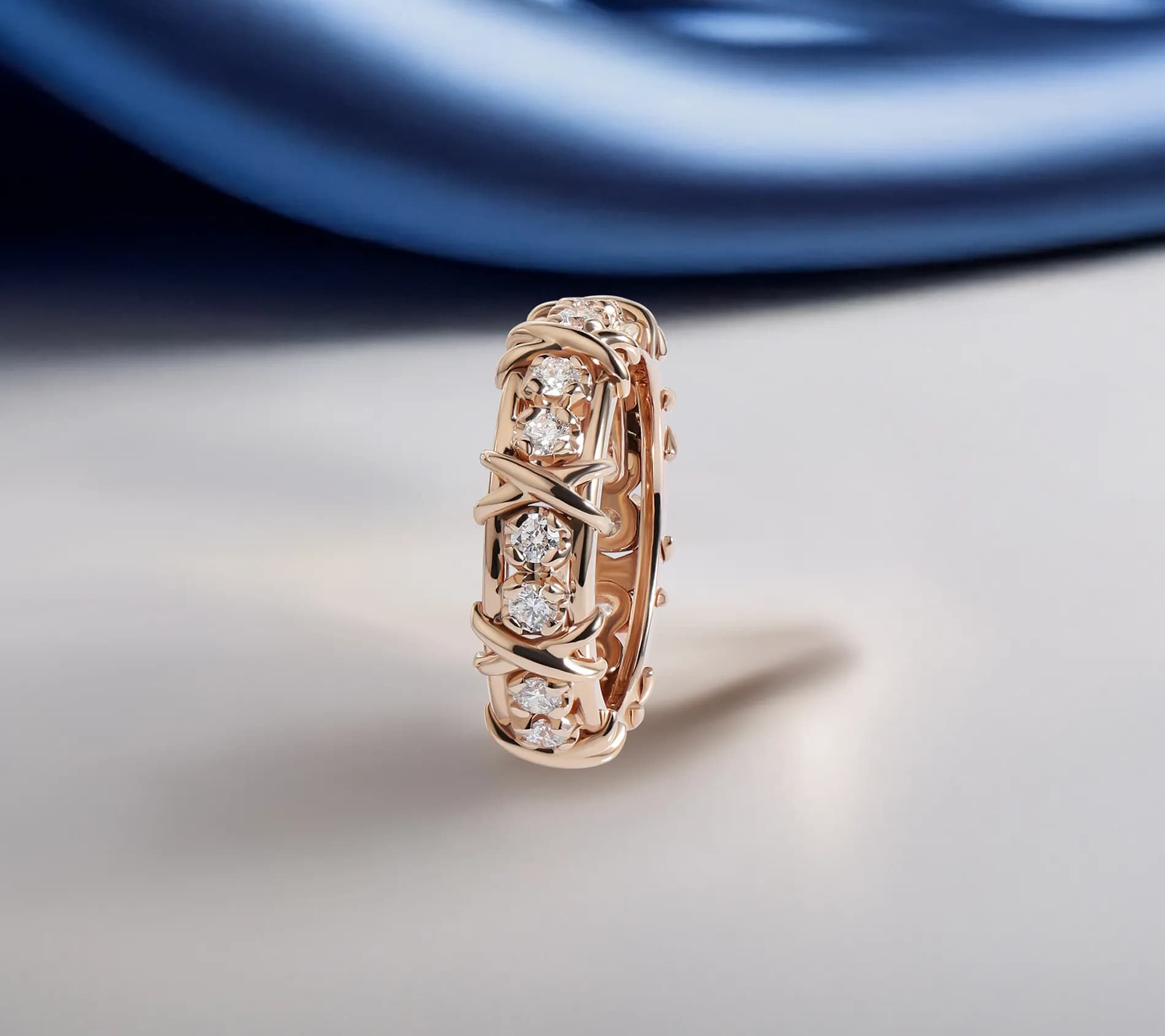Перстень-обручка з діамантами з червоного золота Criss-cross R12 2,2mm